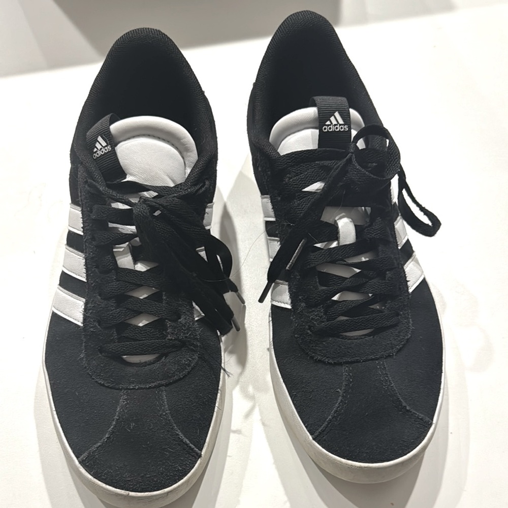 Adidas court sneaker, worn 3 times, perfect condition